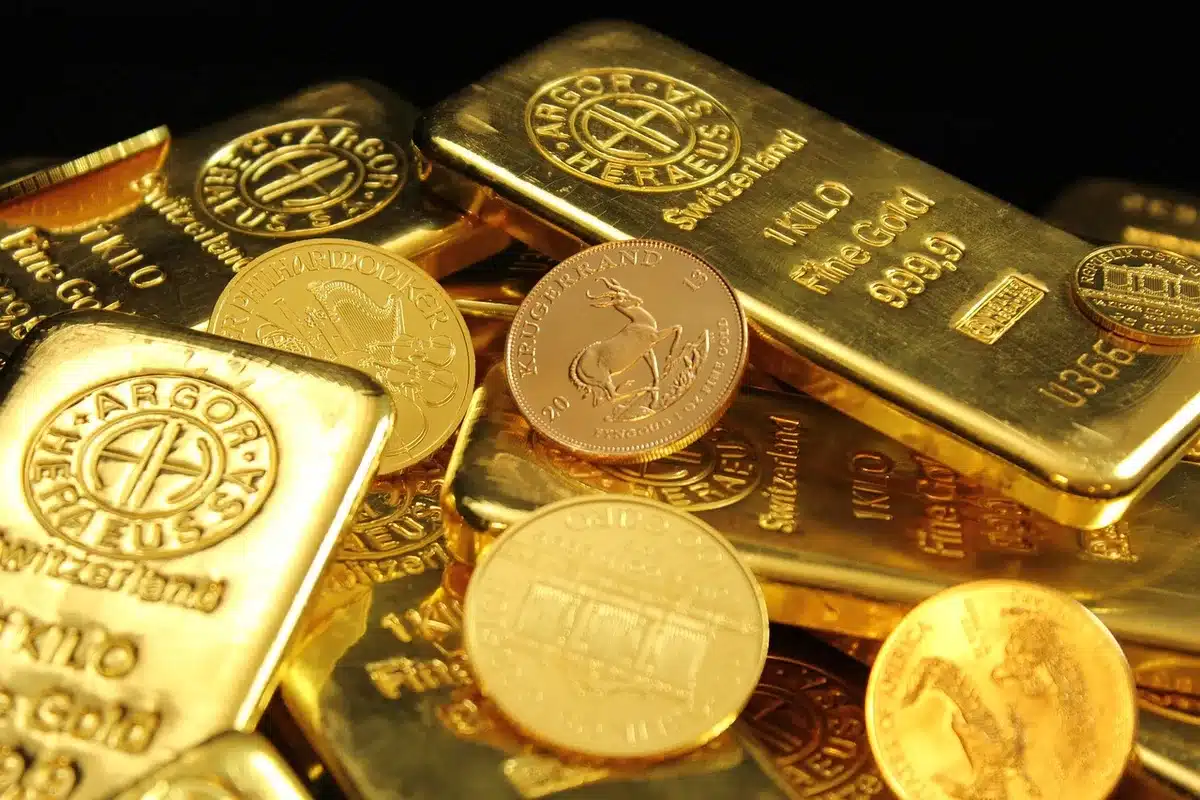 Monete d'oro accanto a un mazzo di obbligazioni non brandizzate