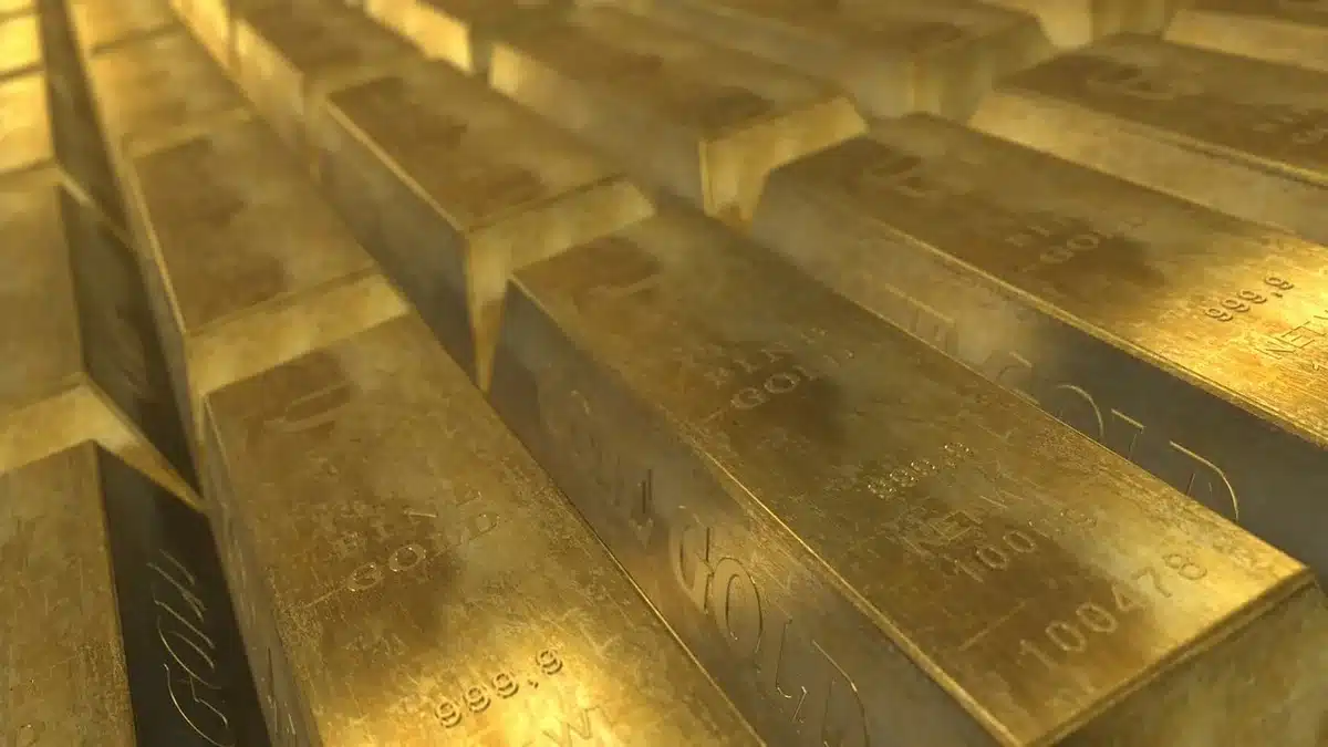 Bilancia con lingotto d'oro e fascio di titoli in un ufficio istituzionale anonimo