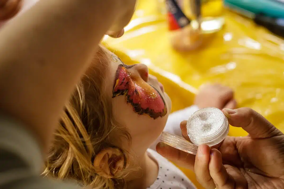 Artista al lavoro con tablet digitale e materiali pittorici nello studio