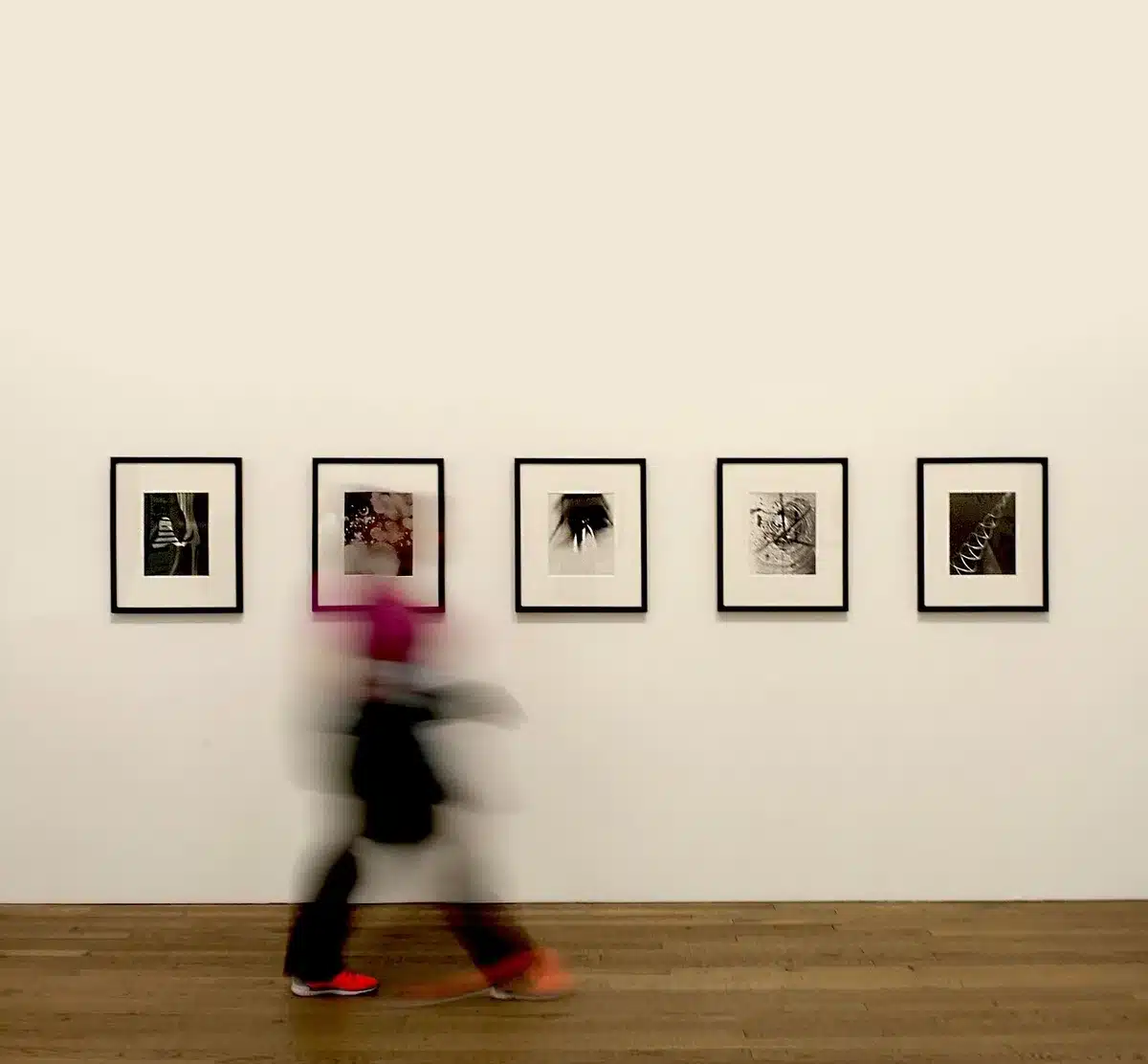 Sale espositive con opere di diversi linguaggi in mostra corale