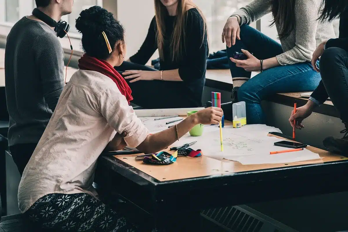 Donne attiviste politiche in una riunione, discutono e prendono appunti