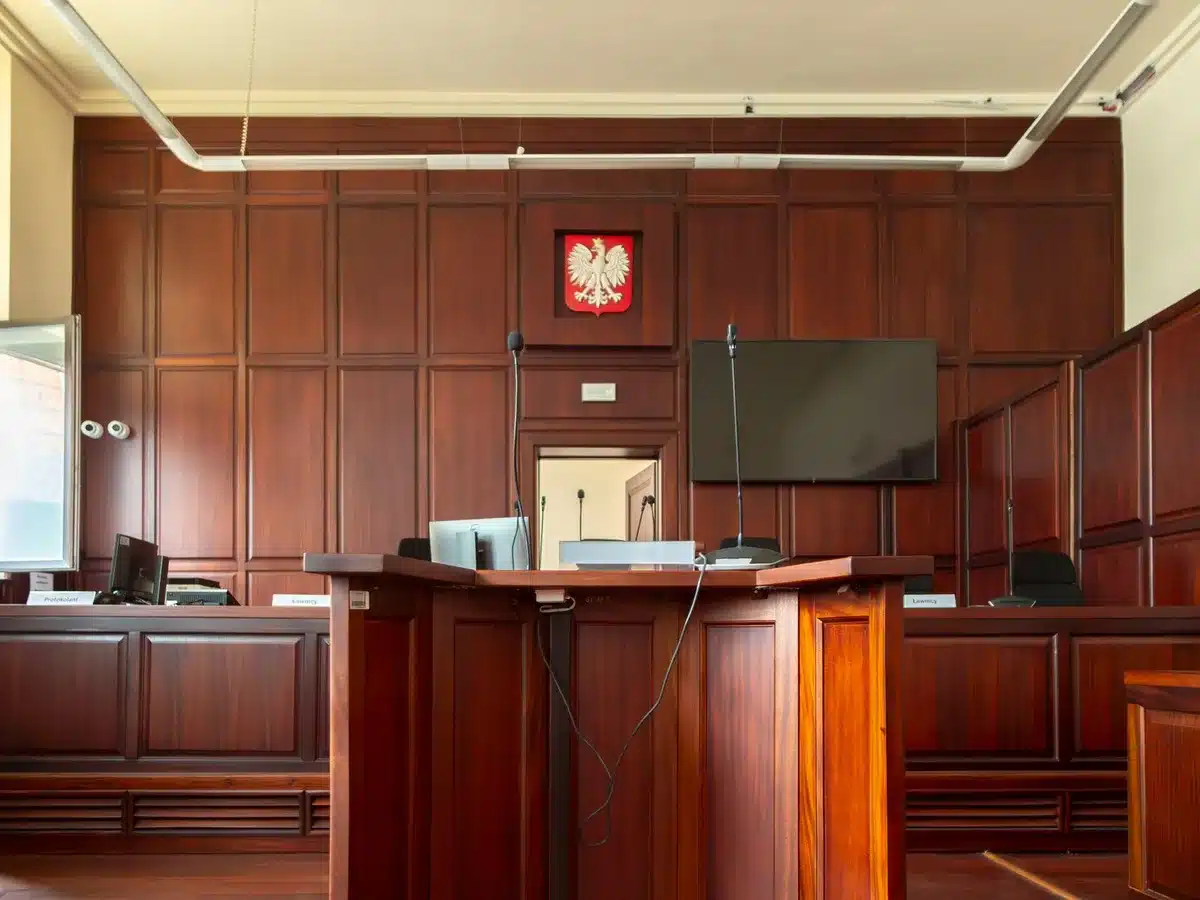 Un martelletto da aula e documenti che rappresentano le decisioni giudiziarie