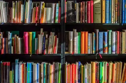 Folla anonima davanti a una libreria con un giradischi vintage