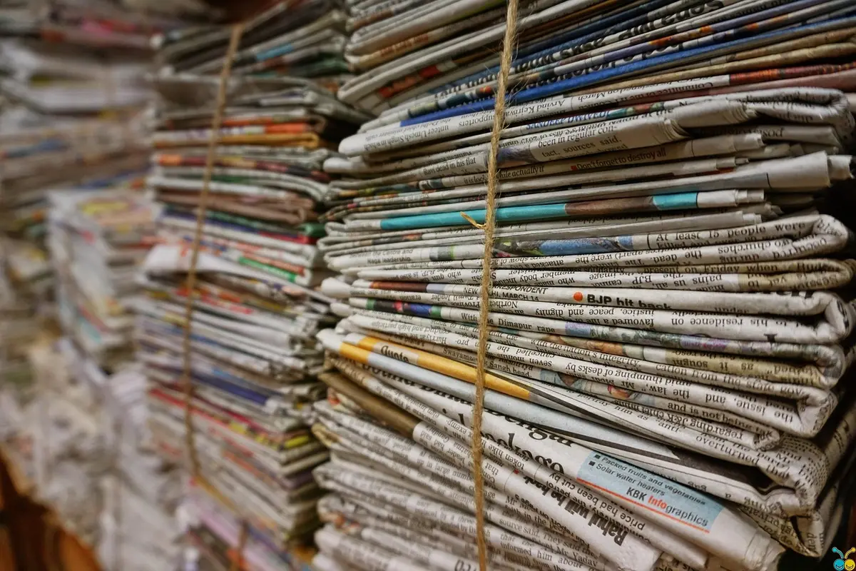 Archivio di giornali e scrivania che evocano la carriera nella stampa