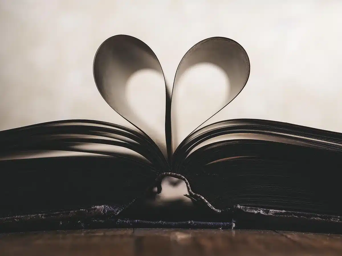 Martelletto giudiziario e libri di diritto, simbolo delle implicazioni legali
