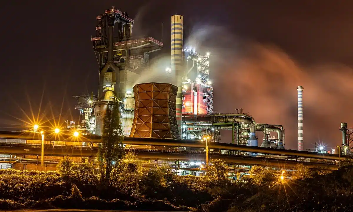 Grigliato metallico e apertura su livello inferiore in interno di acciaieria