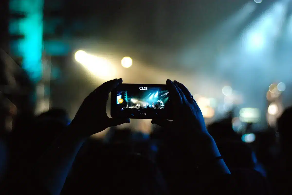 Microfono sul palco e pubblico sullo sfondo, scena senza volti identificabili