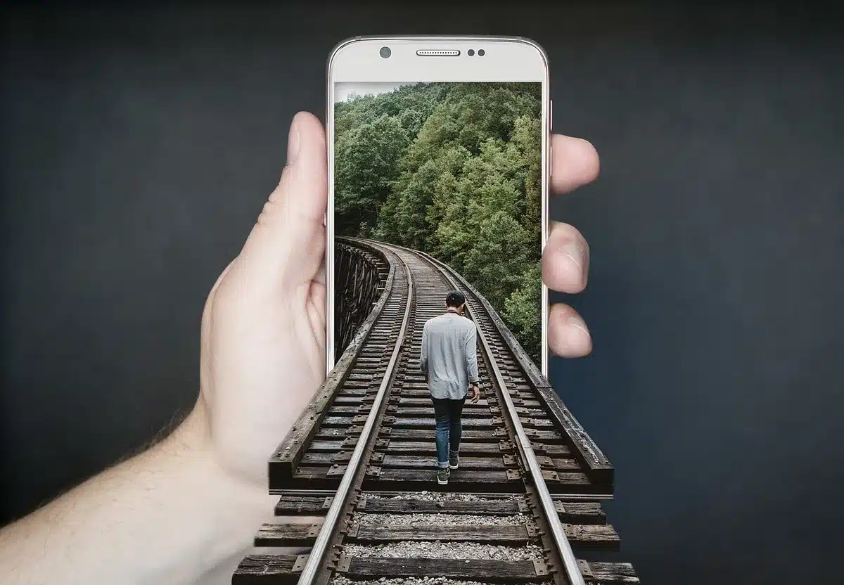 Smartphone che mostra un post sui social, sfondo politico sfocato