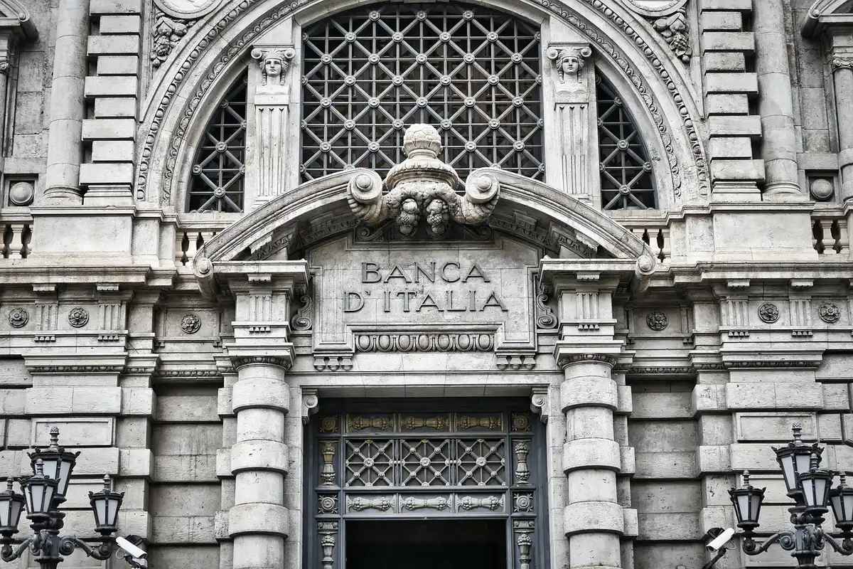 Esterno istituzionale della banca centrale con cielo grigio