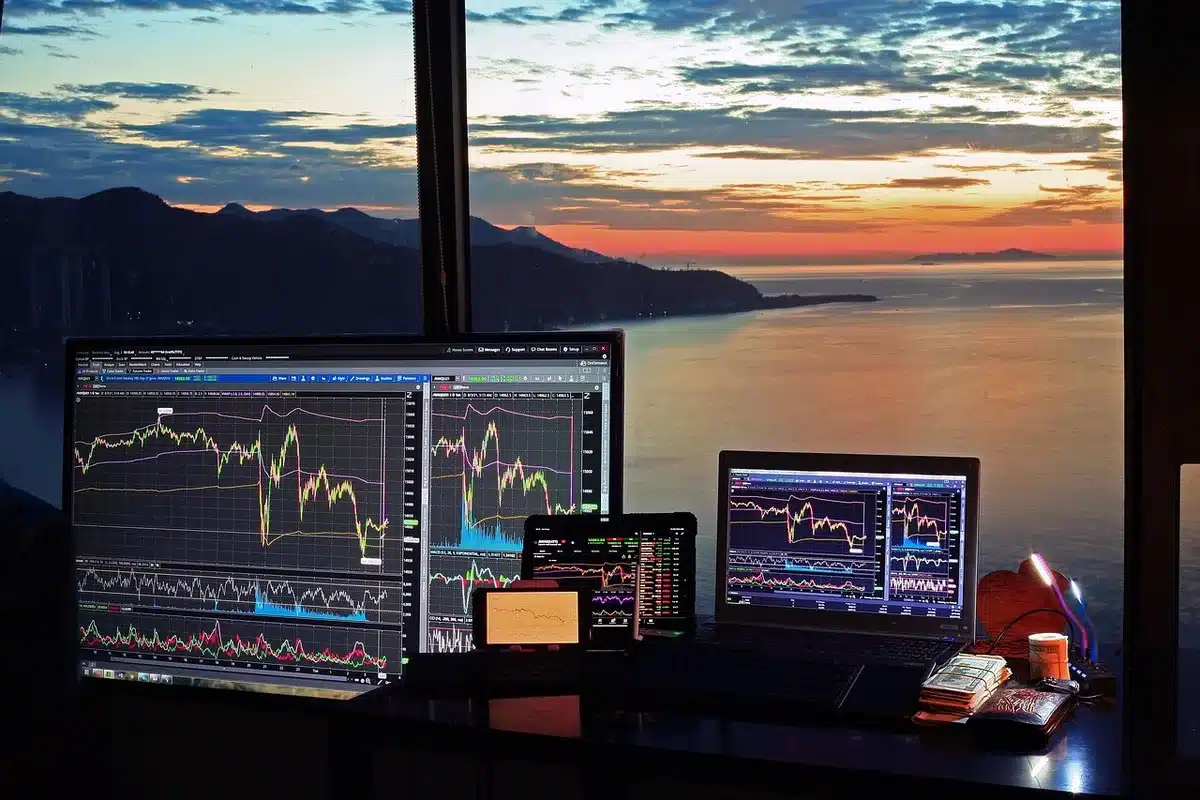Schermo con rendimenti obbligazionari e trader al lavoro