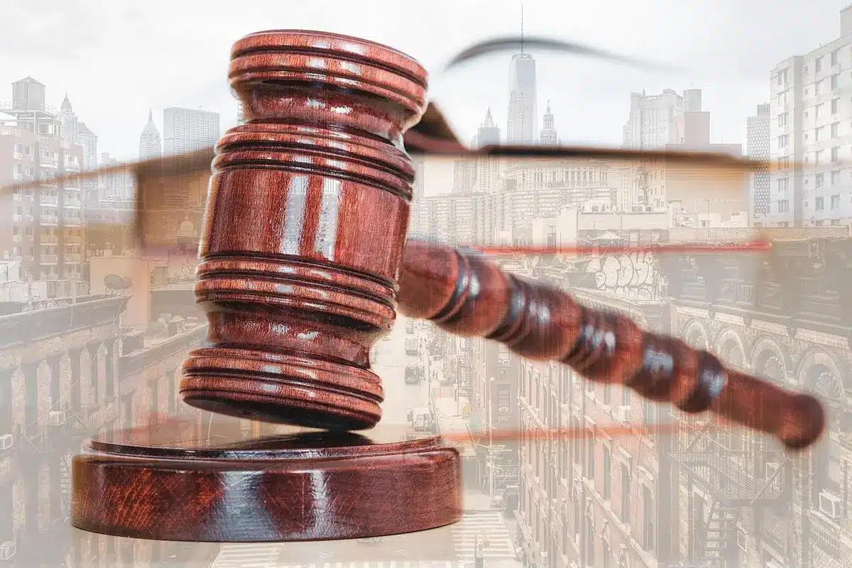 Martelletto giudiziario e fascicoli su un tavolo in tribunale