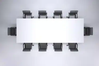 Sala riunioni vuota con microfono e documenti su tavolo