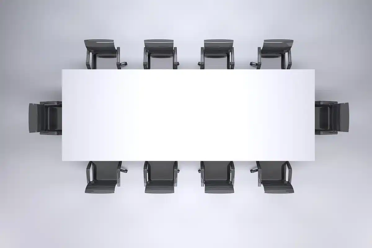 Sala riunioni vuota con microfono e documenti su tavolo