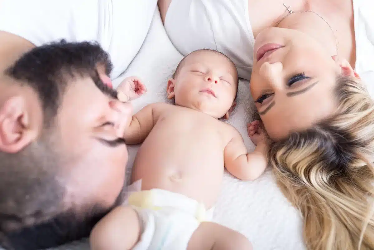 Una famiglia con bambini in arrivo davanti a una casa, valigie e giochi
