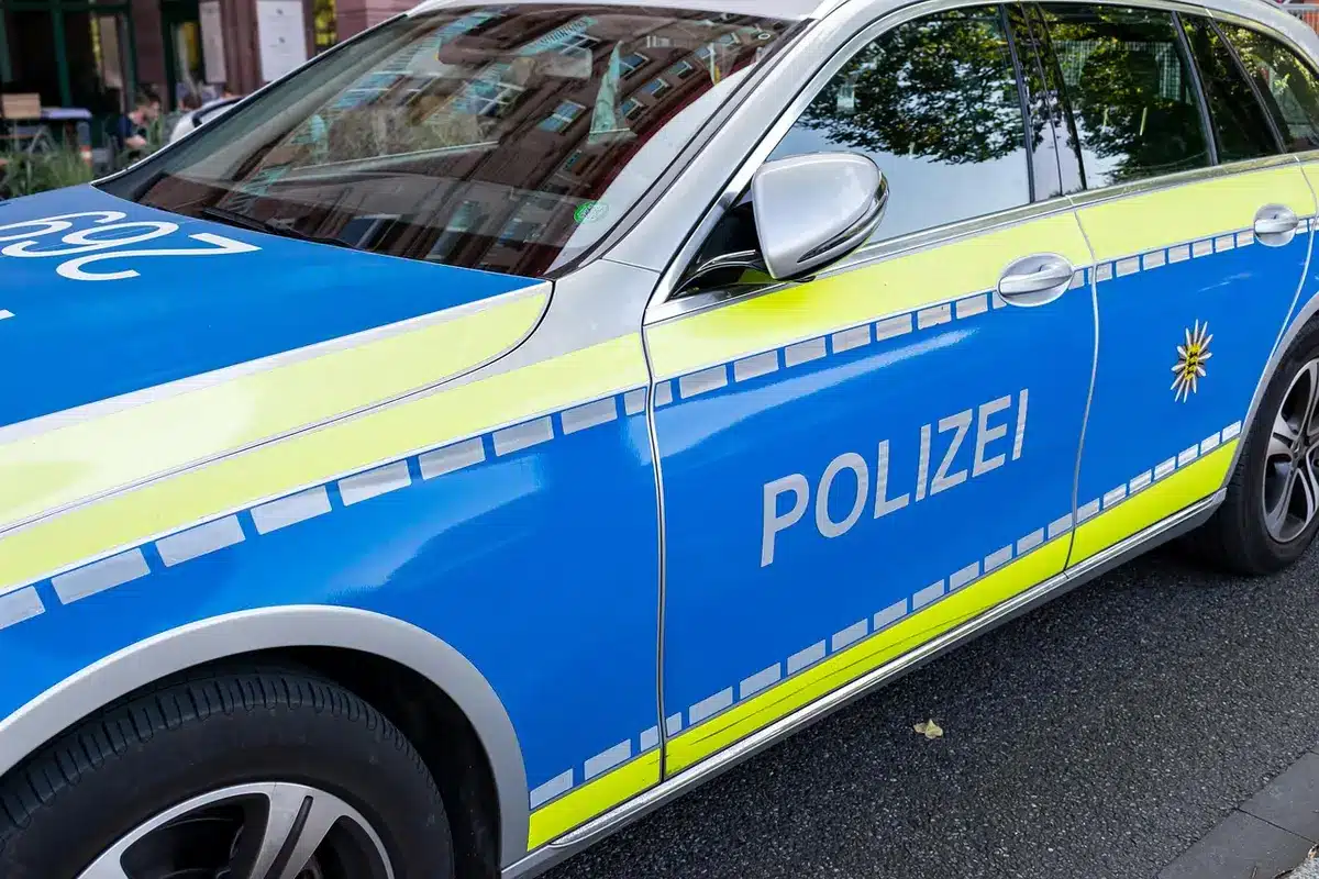 Riprese aeree mostrano forte presenza di agenti intorno alla base