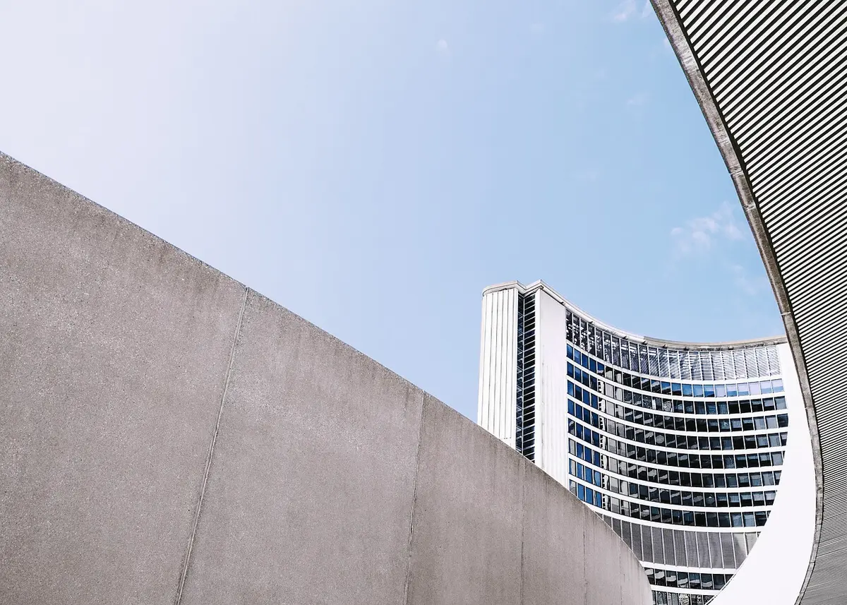 Cortile di un edificio governativo con volantini di protesta a terra e silhouette in lontananza