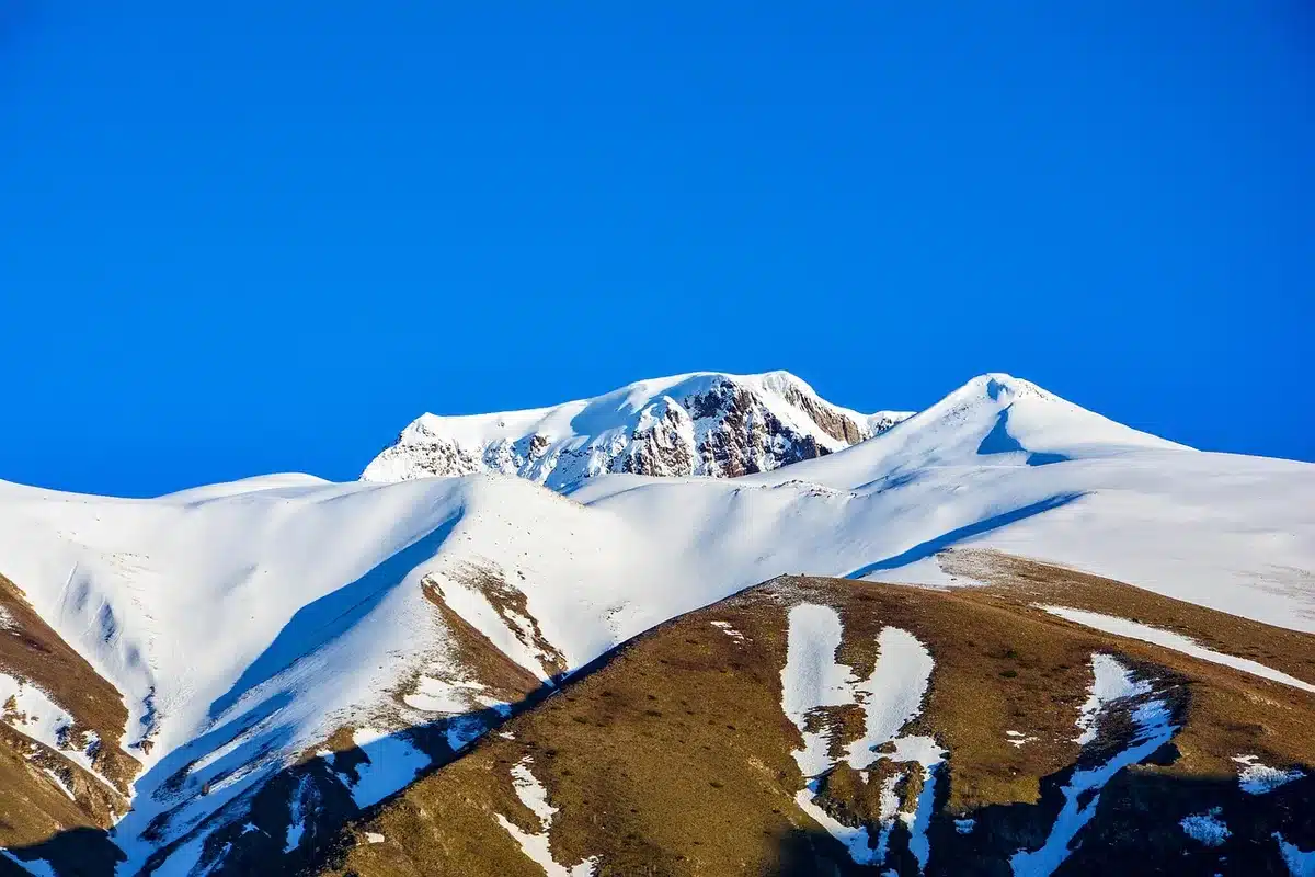 Insediamenti scarsi su un altopiano montano a grande distanza