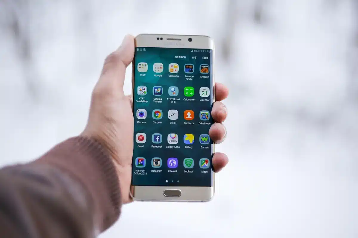 Schermo di smartphone con conversazioni di gruppo non violente