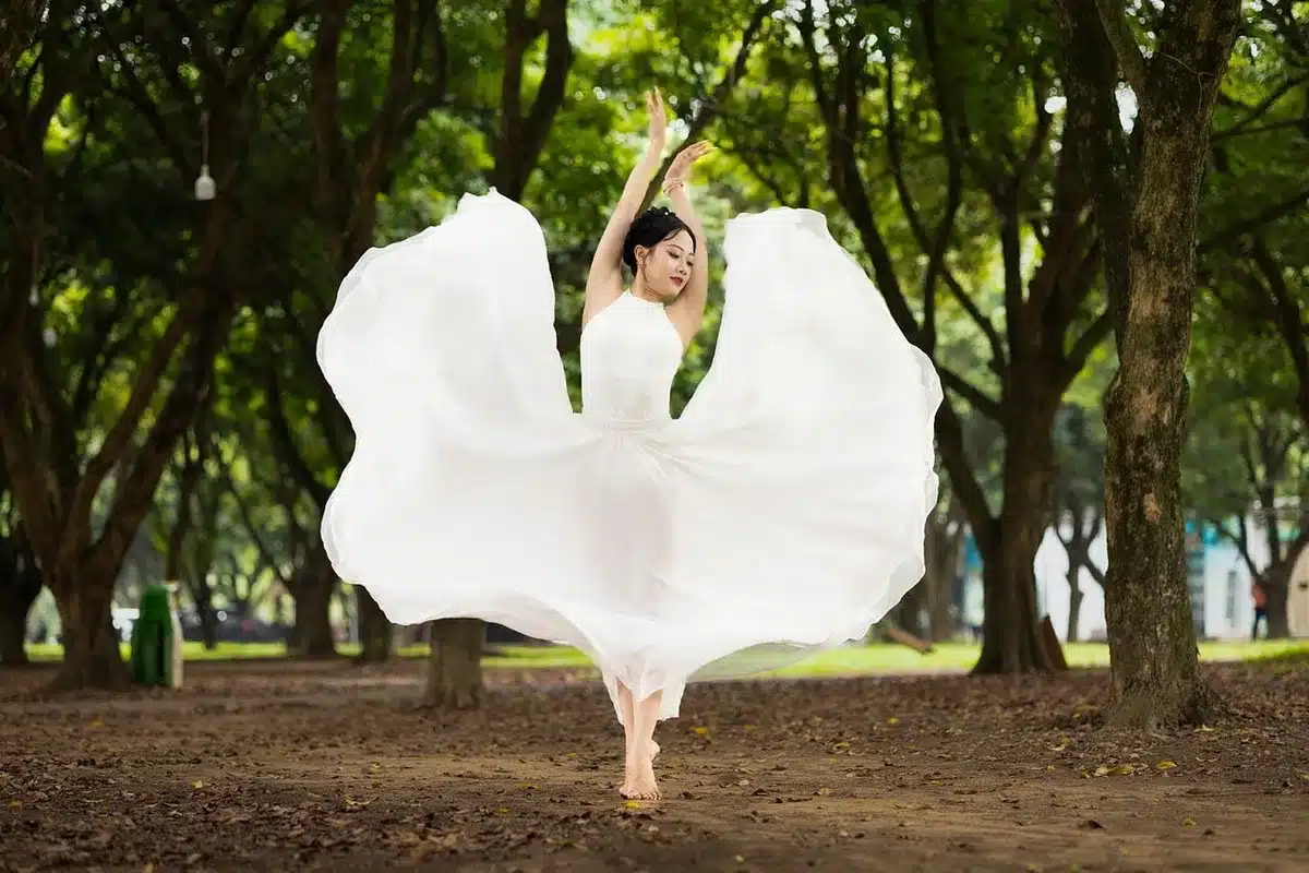 Coreografi e danzatori in azione su un palco contemporaneo