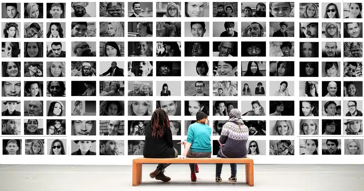 Interno del MUDEC con pareti espositive e visitatori anonimi