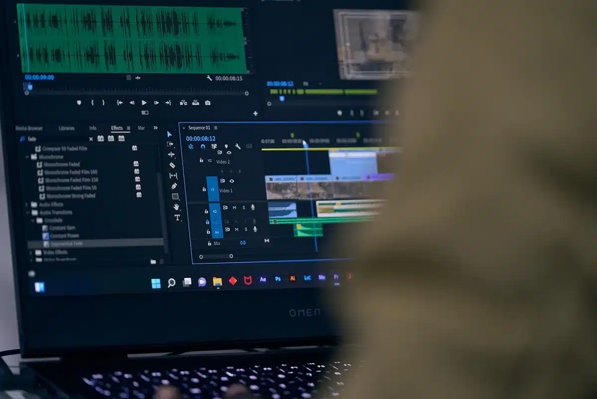 Schermo con interfaccia di editing e vecchie registrazioni video