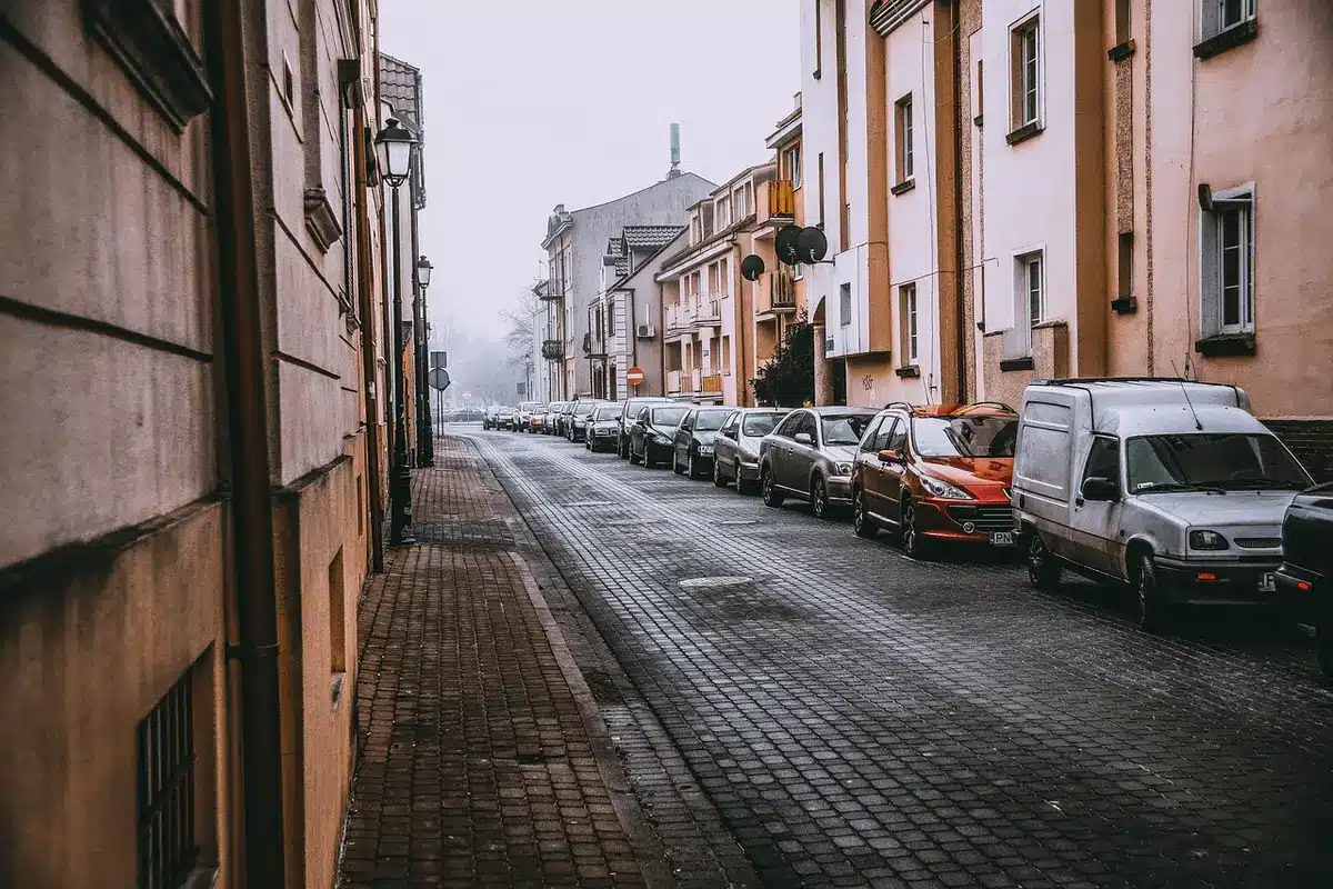 Strada di quartiere segnato con muri e palazzi, atmosfera vulnerabile