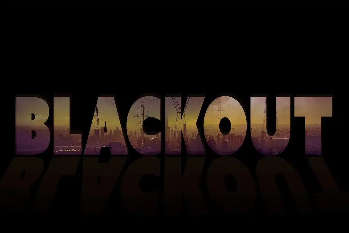 Tavolo di negoziato con delegati anonimi e documenti sul nucleare