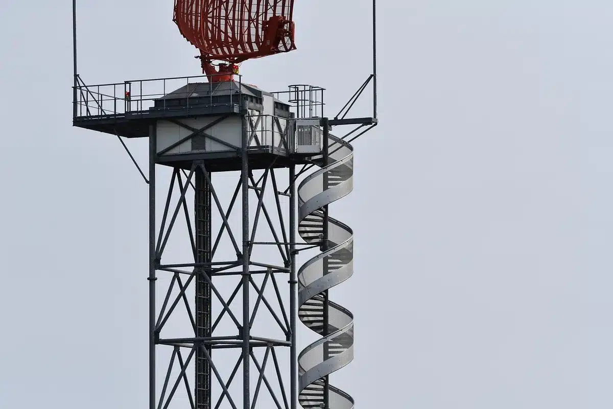 Giornalisti e funzionari che parlano su un piazzale aeroportuale