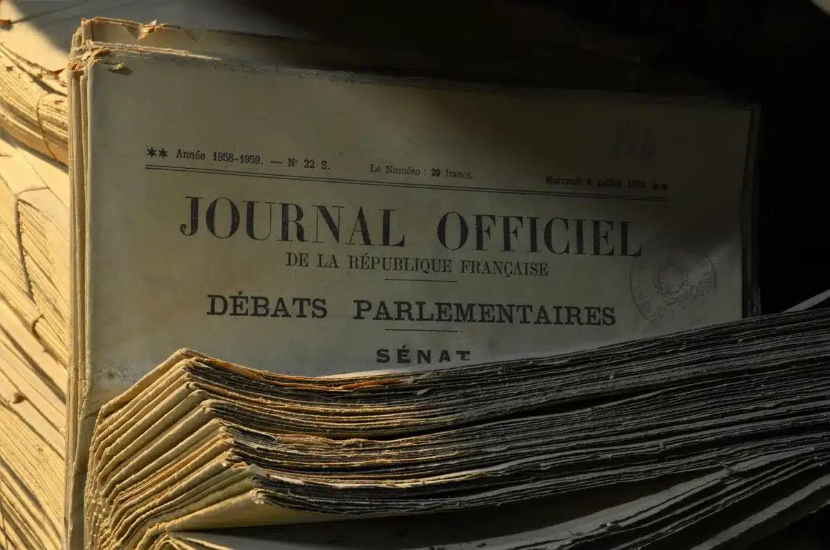 Materiali d'archivio su un tavolo: lettere e fotografie